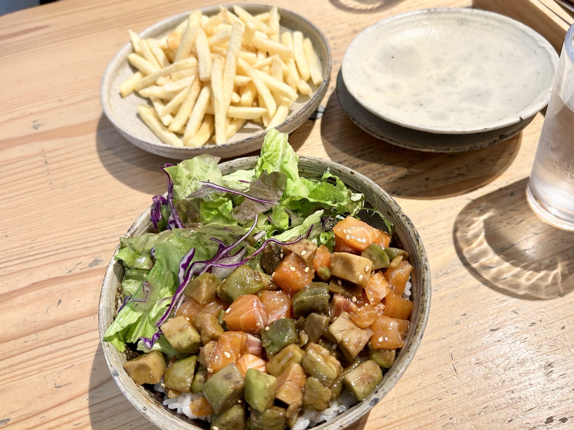 DIG THE LINE BOTTLE & BARのサーモンアボカドポキ丼