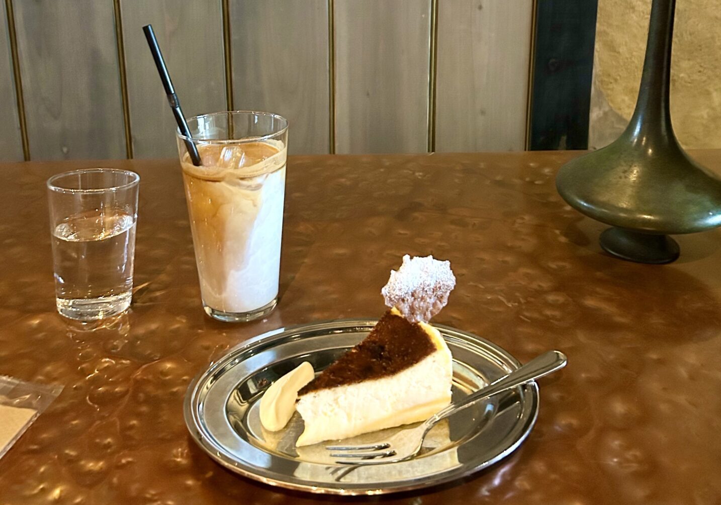 ACUTUAL KYOTOのカフェラテとチーズケーキ